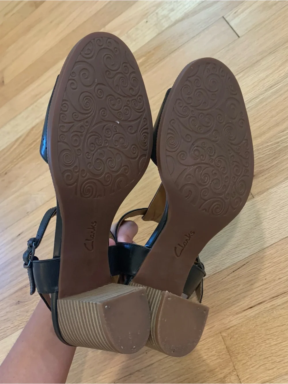 Clarks Artisan Black Leather T Strap Block Heeled Sandals Women’s US Sz 10